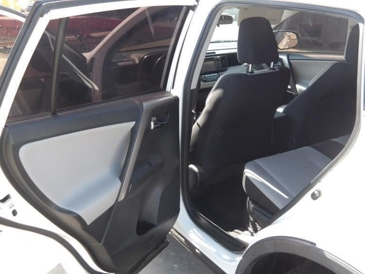 2017-toyota-rav4-xle-image-13