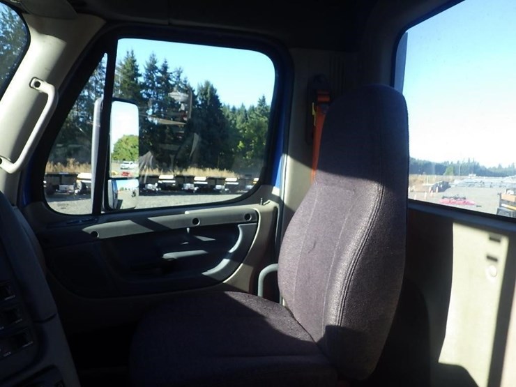 2017-freightliner-cascadia-3-axle-truck-tractor-image-26
