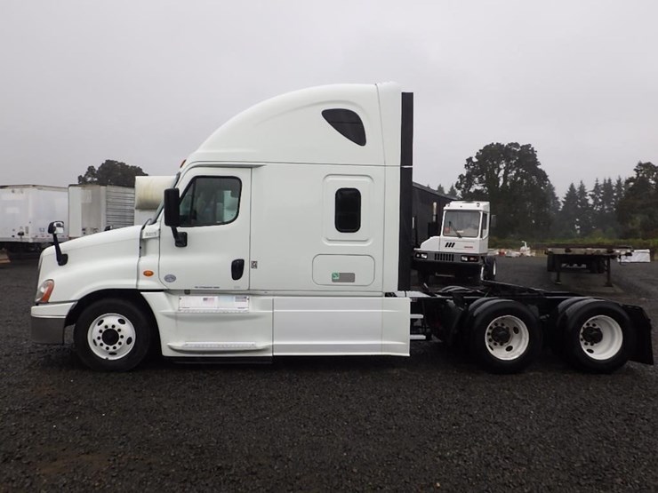 2018-freightliner-cascadia-3-axle-sleeper-truck-image-2