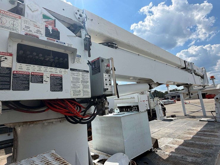 2005-altec-ah125-125’-telescoping-bucket-w/truck-body-image-16