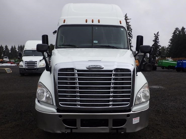 2018-freightliner-cascadia-3-axle-sleeper-truck-image-8