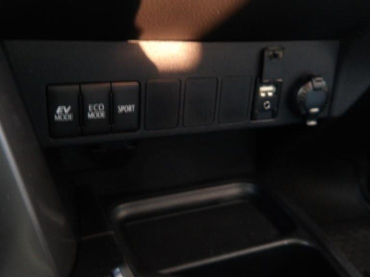 2016-toyota-rav4-xle-image-19