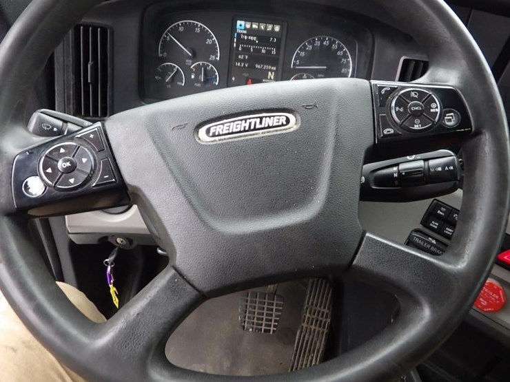 2019-freightliner-cascadia-3-axle-sleeper-truck-image-41