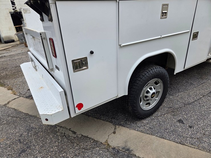 #5-•-2020-chevrolet-2500-service-truck-/-vin:-1gb0wle7xlf295314-/-74,095-miles-image-16