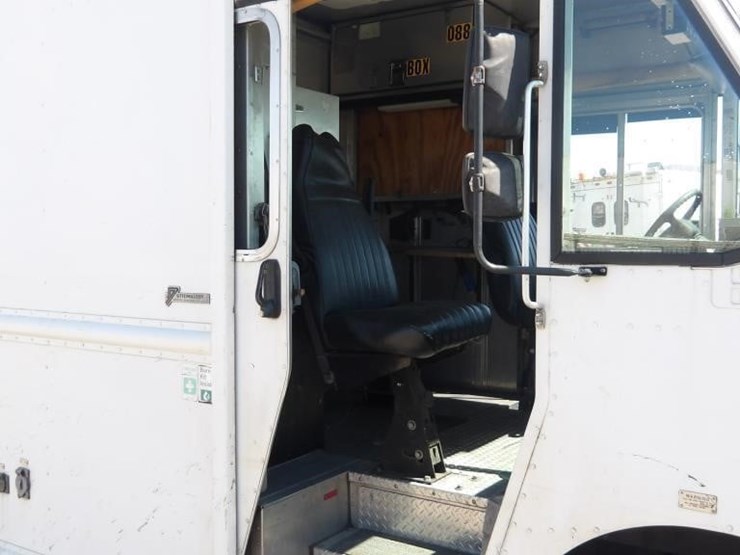 2002-workhorse-w62-image-19