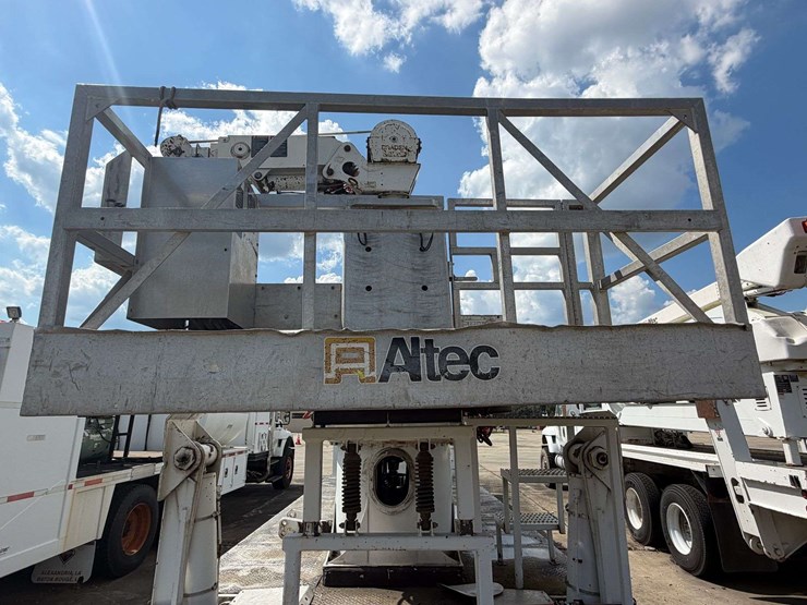 2005-altec-ah125-125’-telescoping-bucket-w/truck-body-image-12