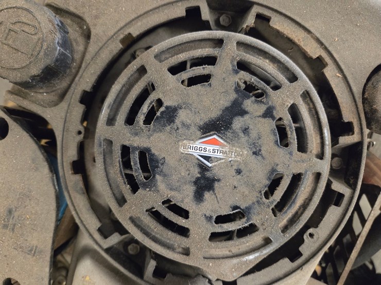 #28-•-elgee-powervac-with-briggs-engine-image-3