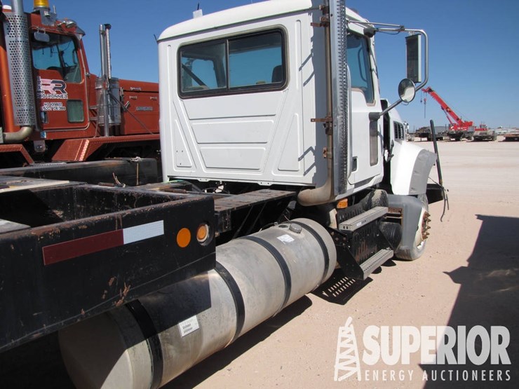 2009-mack-gu713-t/a-winch-bed-truck-image-4