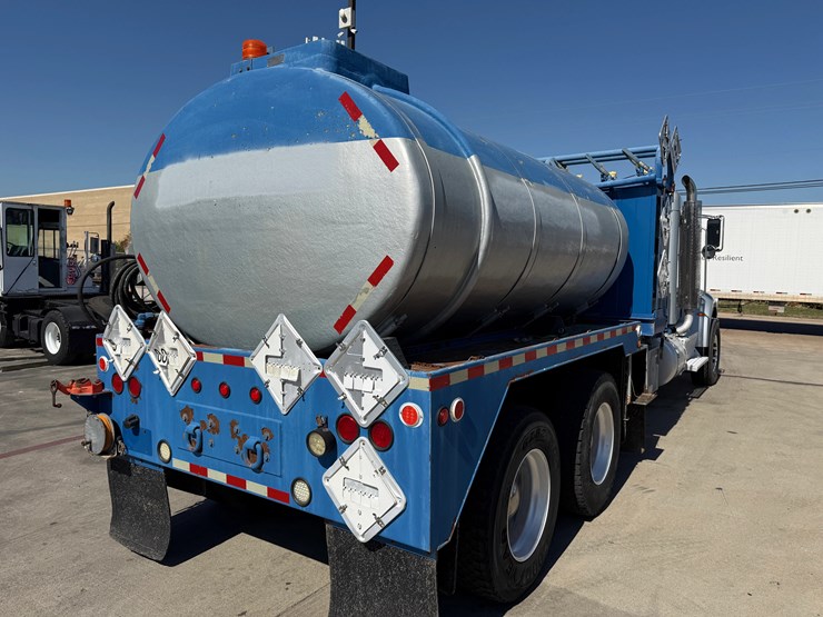 2015-peterbilt-348-image-16