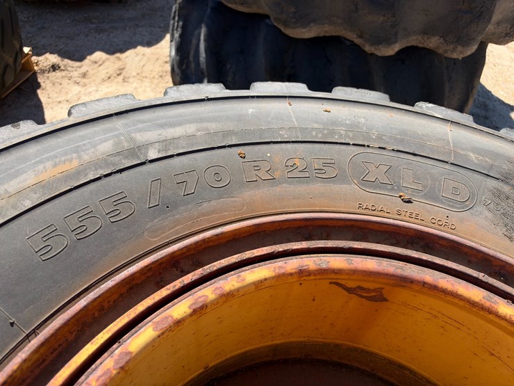 #41606-•-(2)-michelin-heavy-duty-equipment-tires-image-5