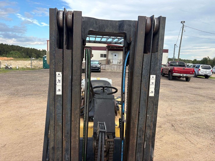 daewoo-3-stage-4,500lb.-capacity-mast-solid-tired-propane-forklift-image-20