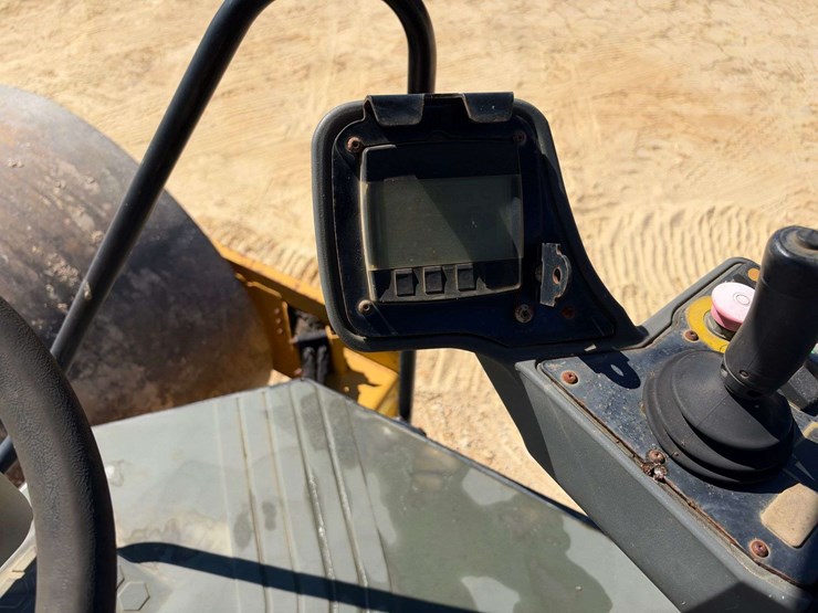 2016-caterpillar-cs54b-84”-vibratory-smooth-drum-compactor-(1,074-hours)-image-16