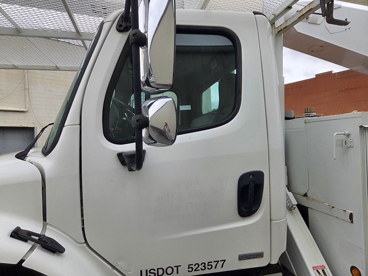 #1-•-2004-freightliner-bucket-truck-/-vin:-1vachdc04hn09591-/-35,152-miles-image-8