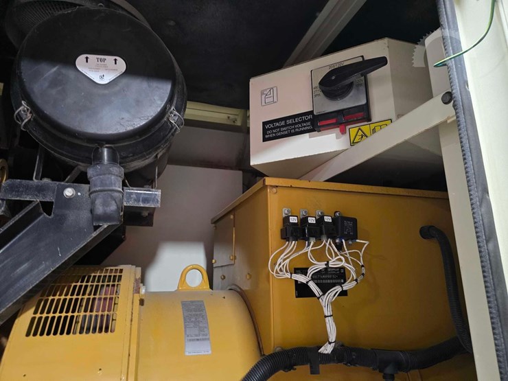2013-caterpillar-xq200-2-image-14