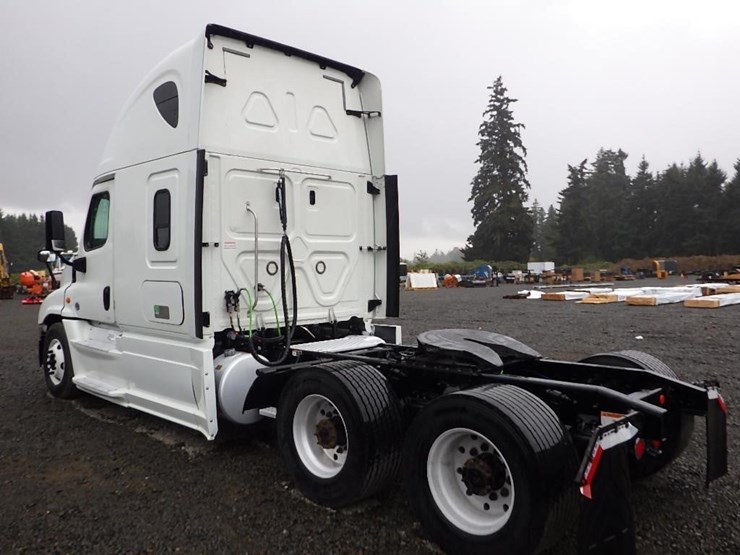 2018-freightliner-cascadia-3-axle-sleeper-truck-image-3