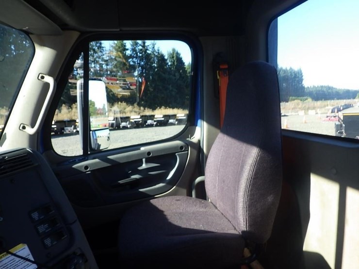 2017-freightliner-cascadia-3-axle-truck-tractor-image-28