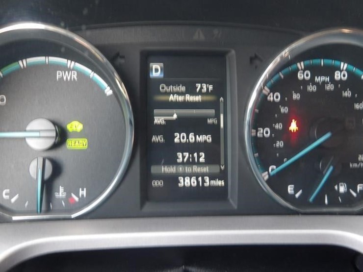2016-toyota-rav4-xle-image-17