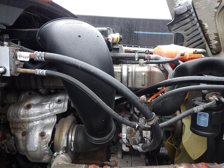 2018-freightliner-cascadia-3-axle-sleeper-truck-image-25