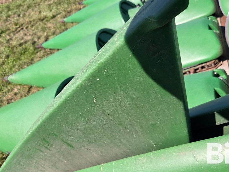 2014-john-deere-608c-corn-head-image-12