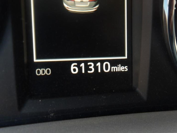 2016-toyota-rav4-xle-image-17