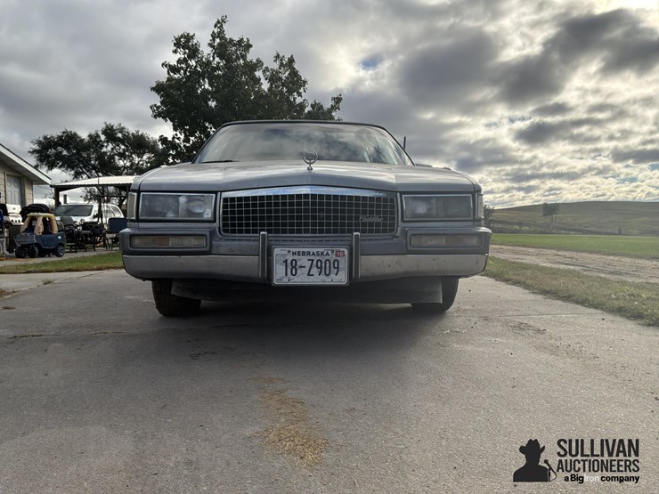 1990-cadillac-fleetwood-4-door-car-image-9