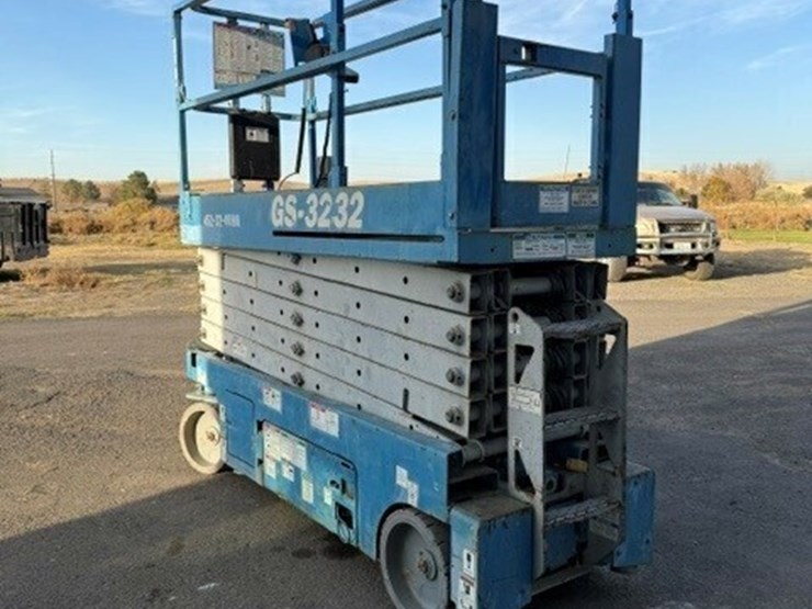 2011-genie-gs-3232-scissor-lift-image-13