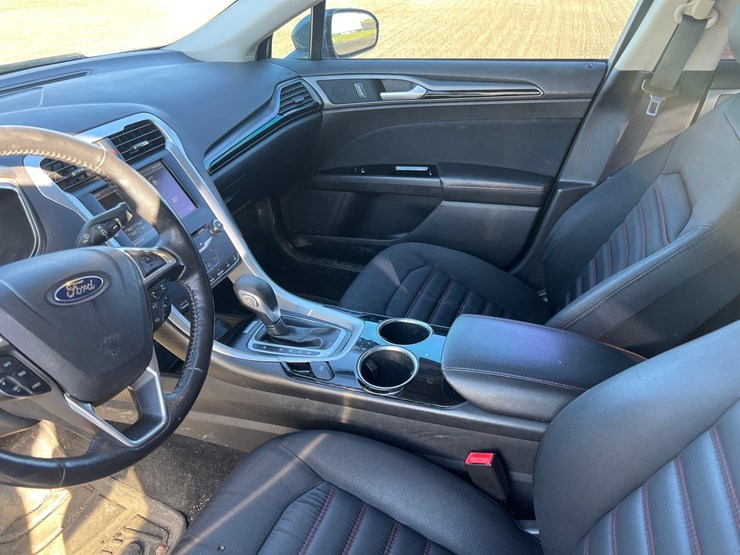 2013-ford-fusion-se-sedan-image-10