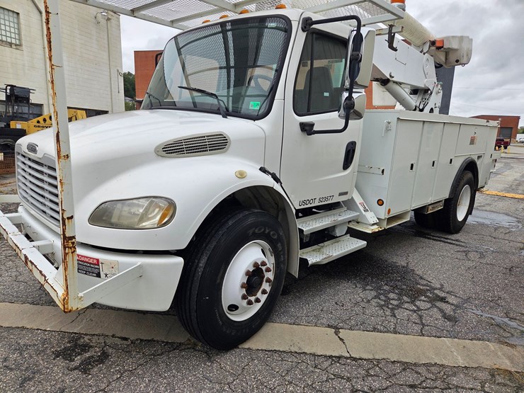 #1-•-2004-freightliner-bucket-truck-/-vin:-1vachdc04hn09591-/-35,152-miles-image-6