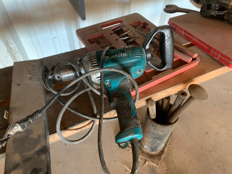 8’-x-2’-x-3’-metal-work-bench-and-all-it’s-contents-image-9