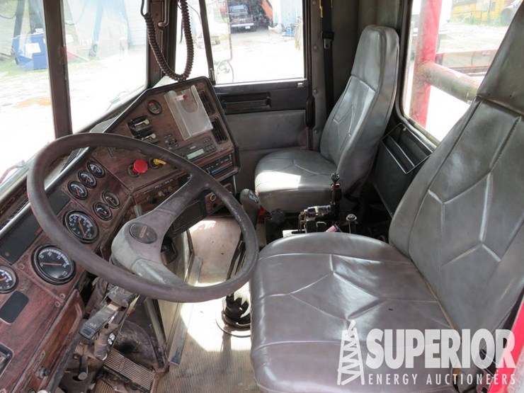 2000-freightliner-fld-long-conventional-t/a-winch-tractor-image-8