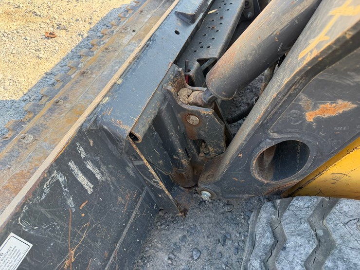 #4093-•-2023-new-holland-c334-tracked-skid-steer-image-12