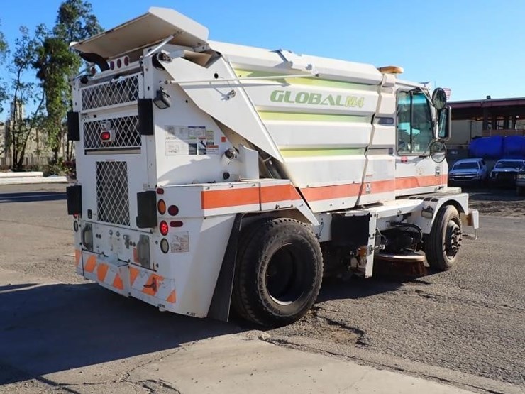 2014-global-m4-street-sweeper-truck-image-3