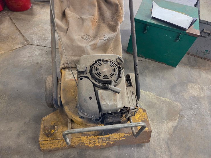#28-•-elgee-powervac-with-briggs-engine-image-1