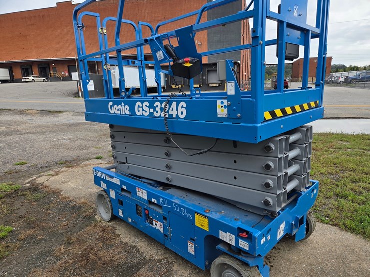 #11-•-genie-g5-3246-scissor-lift-/-52-hours-image-3