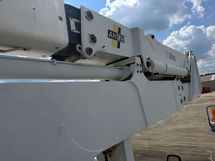 2005-altec-ah125-125’-telescoping-bucket-w/truck-body-image-21