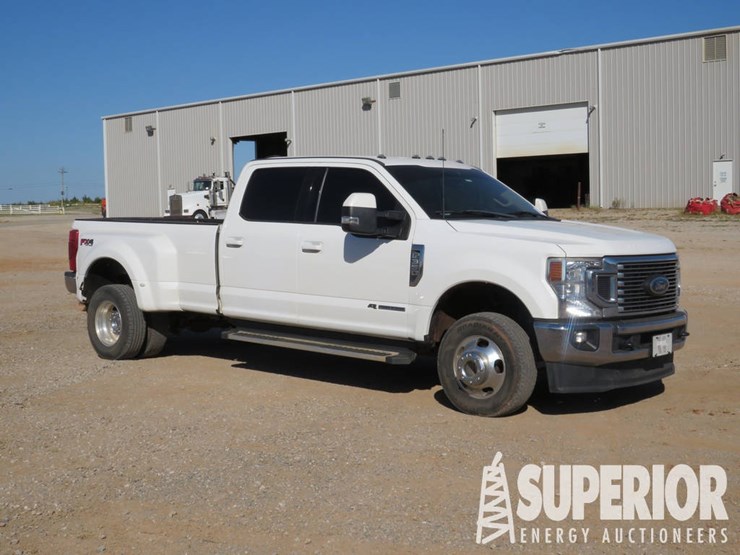 2022-ford-f-350-lariat-4-wd-crew-cab-dually-pickup-image-2