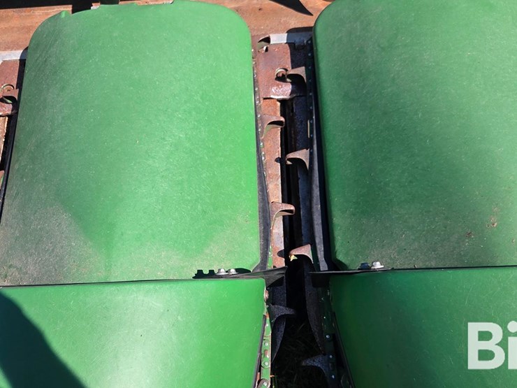 2014-john-deere-608c-corn-head-image-17
