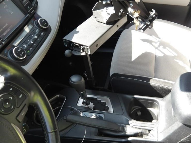 2017-toyota-rav4-xle-image-19