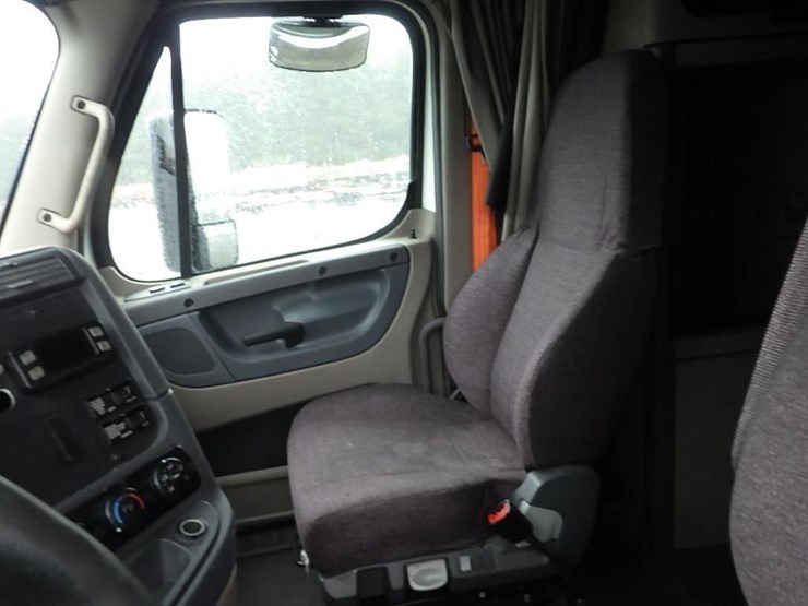 2018-freightliner-cascadia-3-axle-sleeper-truck-image-28