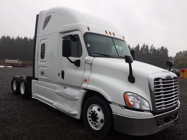 2018-freightliner-cascadia-3-axle-sleeper-truck-image-7