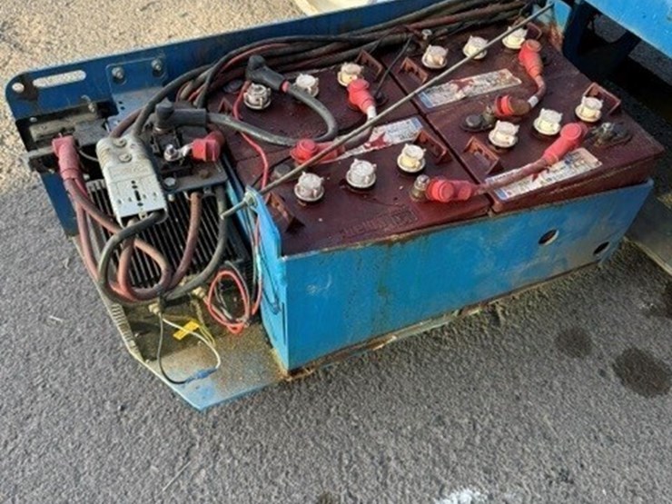 2011-genie-gs-3232-scissor-lift-image-11