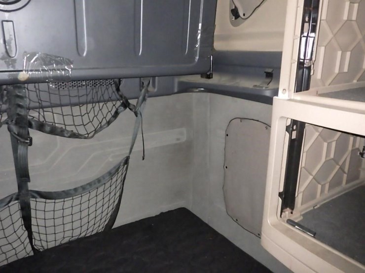 2018-freightliner-cascadia-3-axle-sleeper-truck-image-33