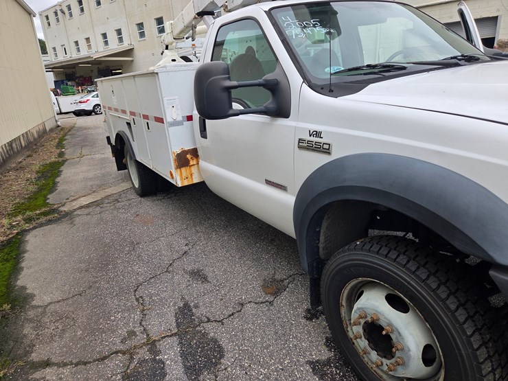 #4-•-2005-f-550-ford-small-bucket-truck-/-vin:-1fdaf56p16eb42272-/-75,475-miles-image-1