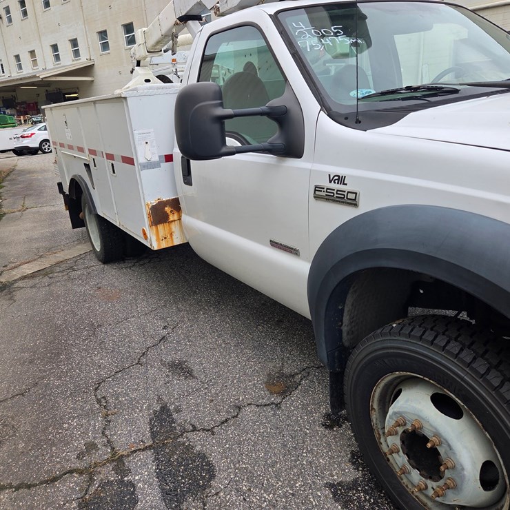 #4 • 2005 F-550 Ford Small Bucket Truck / VIN: 1FDAF56P16EB42272 / 75,475 miles