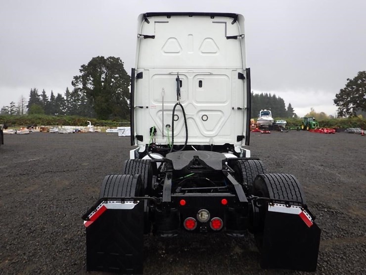 2018-freightliner-cascadia-3-axle-sleeper-truck-image-4