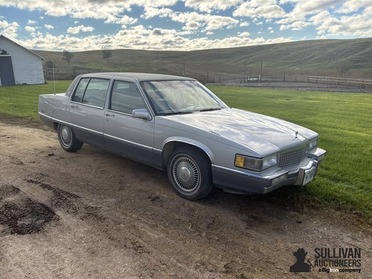 1990-cadillac-fleetwood-4-door-car-image-3
