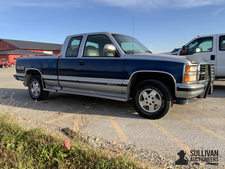 1993-chevrolet-silverado-gmt-400-k1500-4x4-extended-cab-pickup-image-3