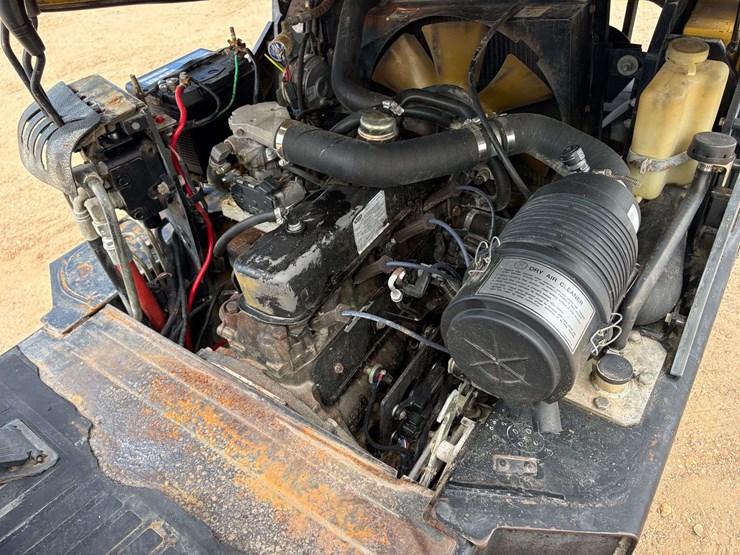 daewoo-3-stage-4,500lb.-capacity-mast-solid-tired-propane-forklift-image-13