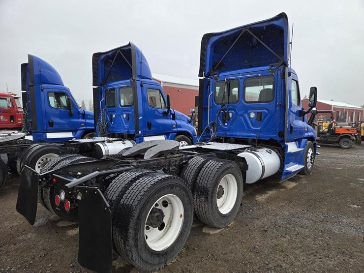 2017-freightliner-cascadia-3-axle-truck-tractor-image-5