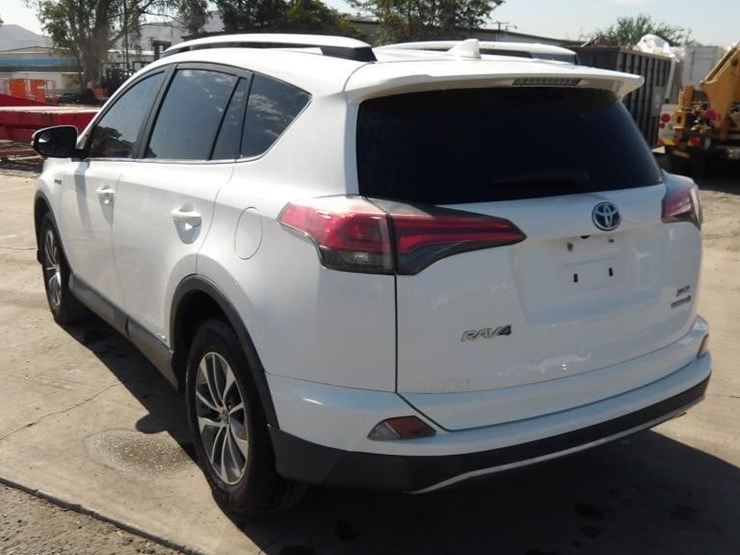 2017-toyota-rav4-xle-image-4
